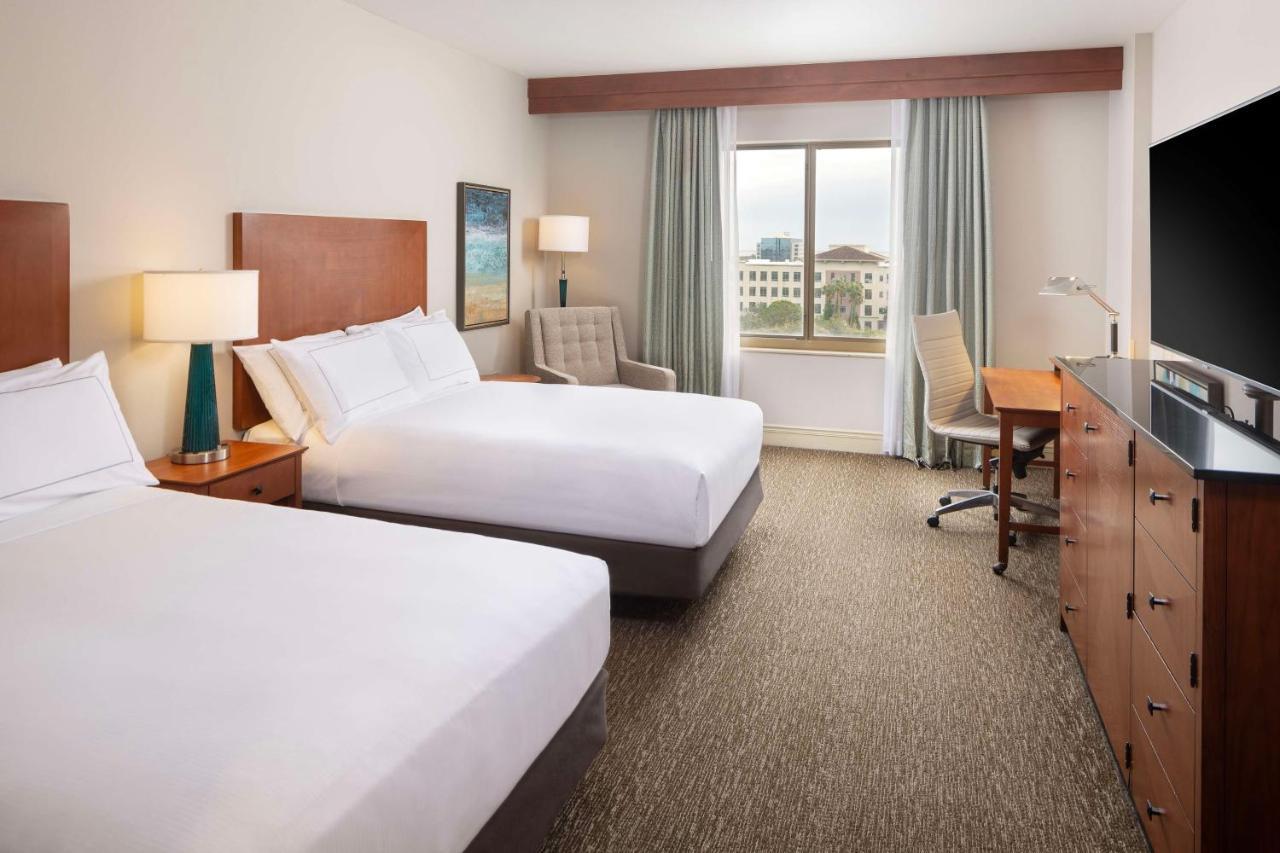 Отель Hilton St. Petersburg Carillon Park Экстерьер фото